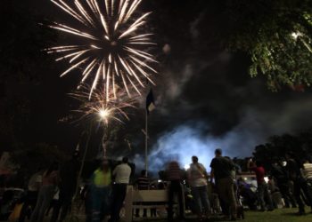 (FOTOS) Fiestas patrias cierran con show de fuegos artificiales en redondel Masferrer