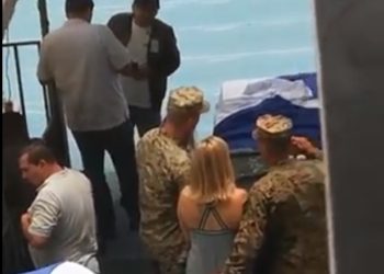 (VÍDEO) Militar manosea a mujer en acto conmemorativo del 15 de septiembre