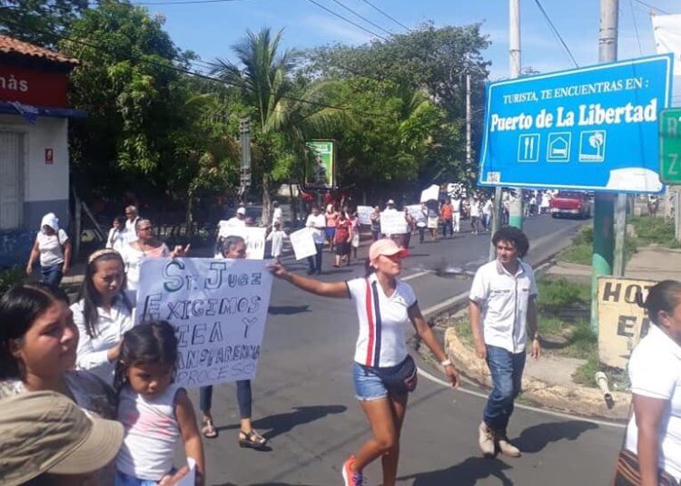 Habitantes de Puerto de la Libertad marchan a favor de exalcalde Carlos Molina