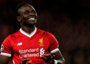 Captan a una estrella del Liverpool limpiando el baño de una mezquita