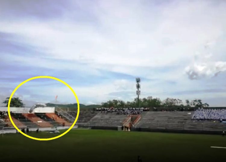 (VIDEO) Paracaidista sufre accidente en estadio Barraza de San Miguel