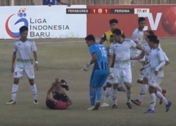 VIDEO: Árbitro ordena un penal de último minuto y el equipo lo agarra a patadas