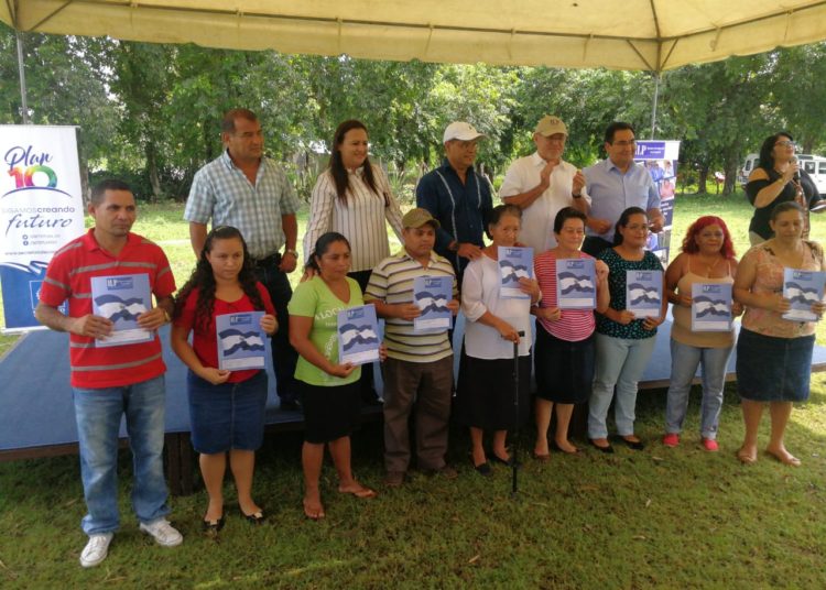 En atiquizaya desde hoy 50 familias son dueñas de sus viviendas