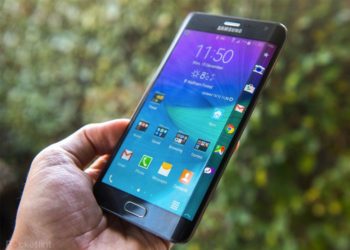 VIDEO: Celular estalla al lado de una mujer con un bebé en un salón de belleza