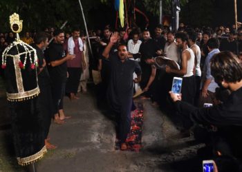 Ritual islámico en el que obligan a niños a caminar en brasas y adultos se flagelan con navajas