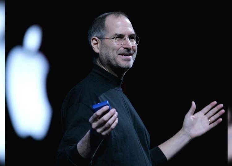 Hija de Steve Jobs afirma que su padre la obligaba a ver sus escenas sexuales con su madrastra