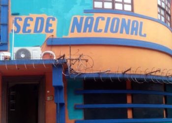 GANA pinta de celeste su sede central ante autorización de TSE de la nueva bandera