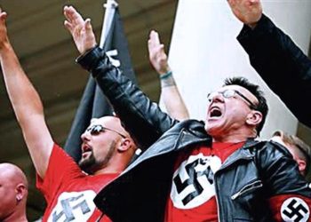 Suspenden a dos policías alemanes por hacer el saludo nazi