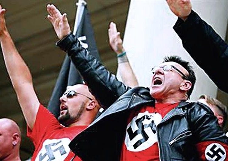 Suspenden a dos policías alemanes por hacer el saludo nazi