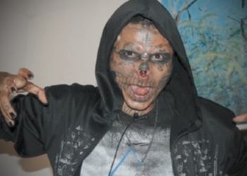 (IMÁGENES FUERTES) Tatuador colombiano se corta la nariz y las orejas para parecer una calavera