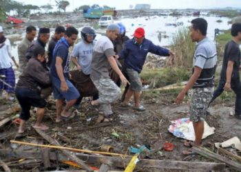 Sube a 832 los muertos por el terremoto y tsunami en Indonesia