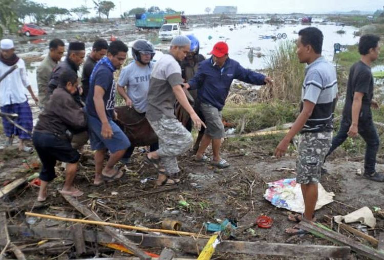 Sube a 832 los muertos por el terremoto y tsunami en Indonesia