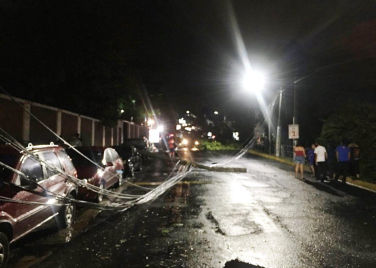 Lluvias de esta noche hacen ceder un árbol y un poste en Antiguo Cuscatlán