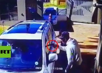 [VIDEO] Una abuela embiste con su camioneta el auto de unos ladrones armados