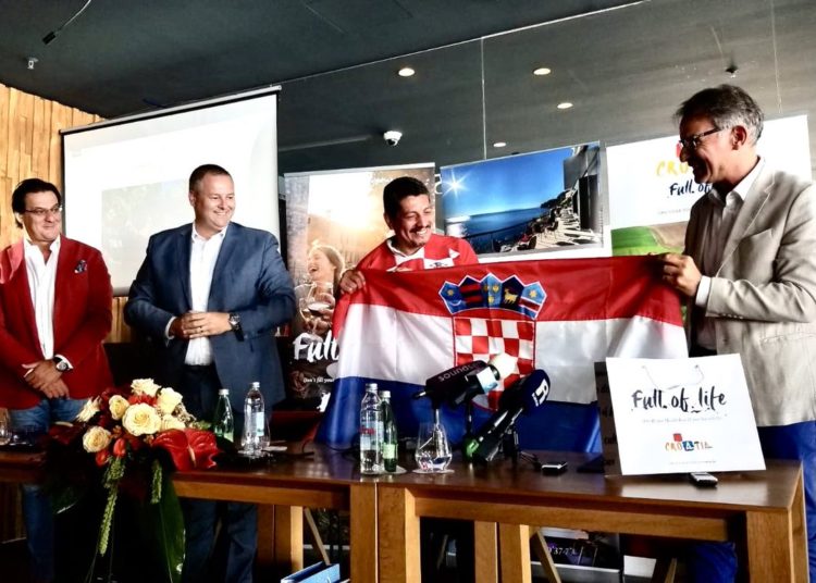 Modric y Mandzukic felicitan a fotoperiodista Yuri Cortez por visitar Croacia