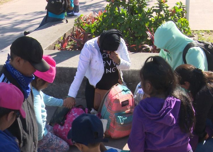 “Estamos cansados de la pobreza, los políticos se llenan la boca diciendo que van ayudar y solo se llenan sus bolsillos”: migrante de la caravana