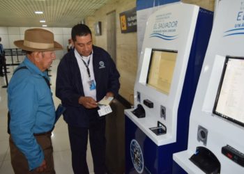 Aeropuerto Monseñor Romero ya cuenta con kioskos de prechequeo