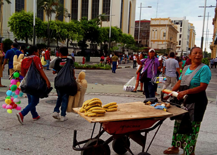Crónica | “¡Acérquese corazón!” Una tarde en el centro de San Salvador