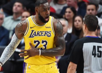 Una pelea arruinó el debut de LeBron James con los Lakers