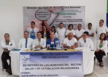 Médicos sindicalistas se pronuncian ante director del ISSS por ausencia de mejora salarial