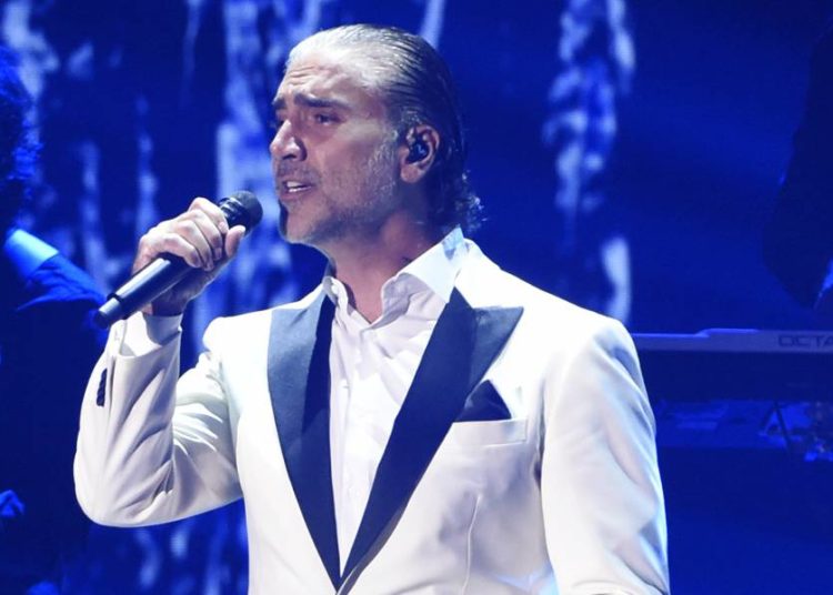 Alejandro Fernández parece cantar drogado en un concierto