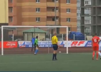Un futbolista marca un golazo de penalti ejecutándolo con un salto mortal
