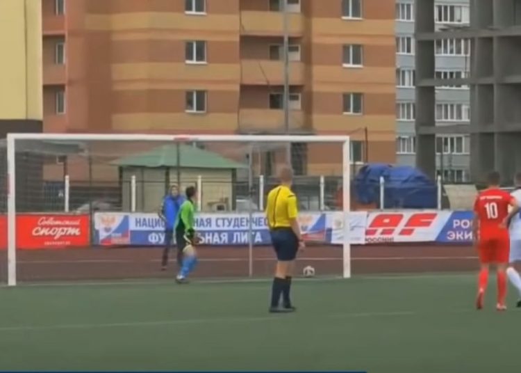 Un futbolista marca un golazo de penalti ejecutándolo con un salto mortal