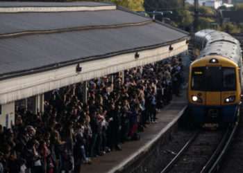 Agreden a una mujer en un tren de Londres por hablar en español
