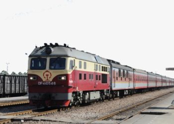 (VIDEO) Joven cae de un tren en marcha y un pasajero evita que sea arrollada por otro