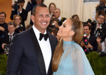 Jennifer Lopez presumió un nuevo anillo de diamantes que confirmaría su compromiso con Alex Rodríguez