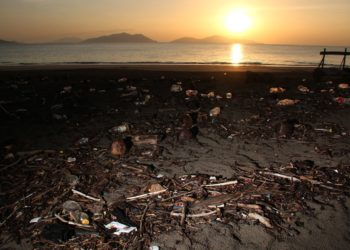 El Plástico, una amenaza para las playas salvadoreñas