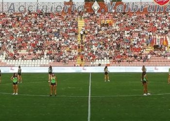Polémica en Italia: club de fútbol puso a jugadoras de vóley a recoger pelotas en minishorts