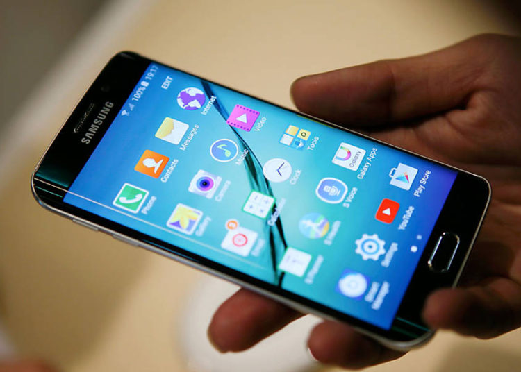 Un ‘viajero del tiempo’ con un celular ‘se cuela’ en una imagen de los años 40