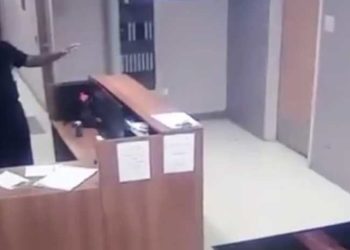 VIDEO: Un guardia de seguridad ve un fantasma pero nadie lo cree hasta ver la grabación