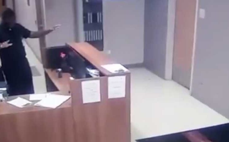 VIDEO: Un guardia de seguridad ve un fantasma pero nadie lo cree hasta ver la grabación