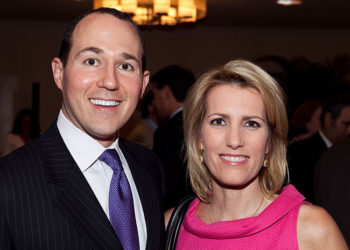 La estrepitosa caída de un presentador cuando trata de tomar un selfie en vivo