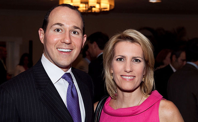 La estrepitosa caída de un presentador cuando trata de tomar un selfie en vivo