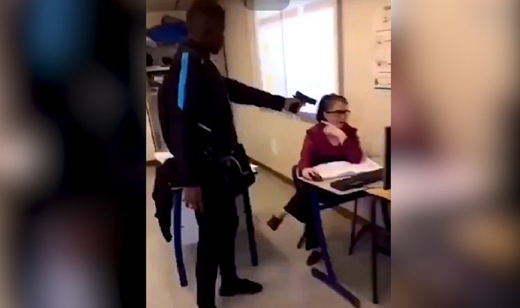 VIDEO: Estudiante francés amenaza a una profesora con un arma