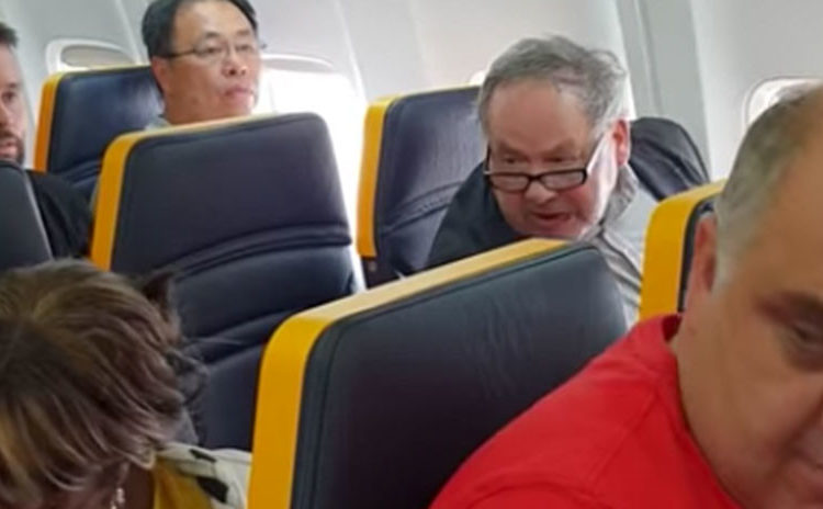 Un hombre insulta a una mujer por sentarse a su lado en un vuelo