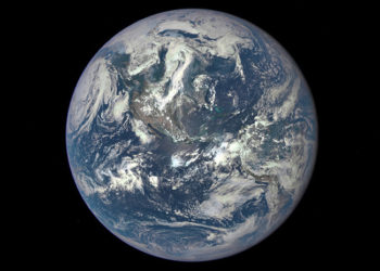 NASA revela una imagen de la Tierra captada a 43 millones de kilómetros de distancia