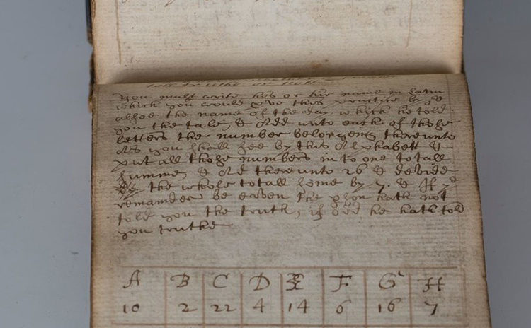 Subastan antiguo manuscrito mágico que hace a las mujeres «desnudarse”