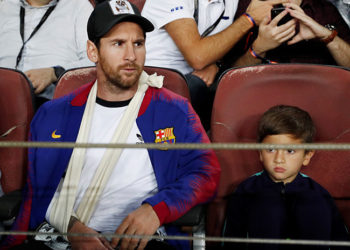 El hijo de Messi dibuja el escudo de la Juventus durante un partido del Barcelona