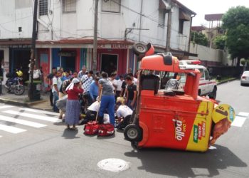 Conductor choca con carrito de Don Pollo a la altura de la UTEC
