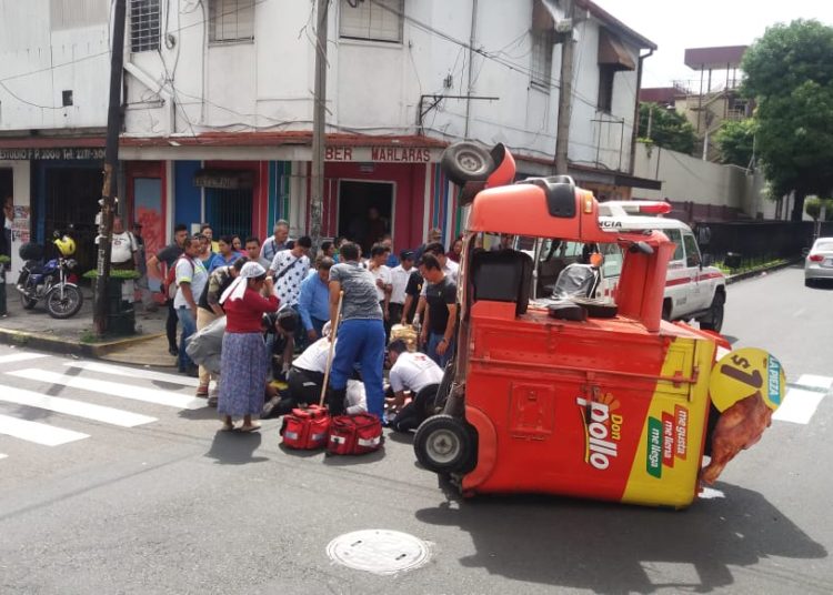 Conductor choca con carrito de Don Pollo a la altura de la UTEC
