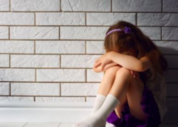 Madre argentina se despierta de madrugada y descubre al padre de su hija violándola