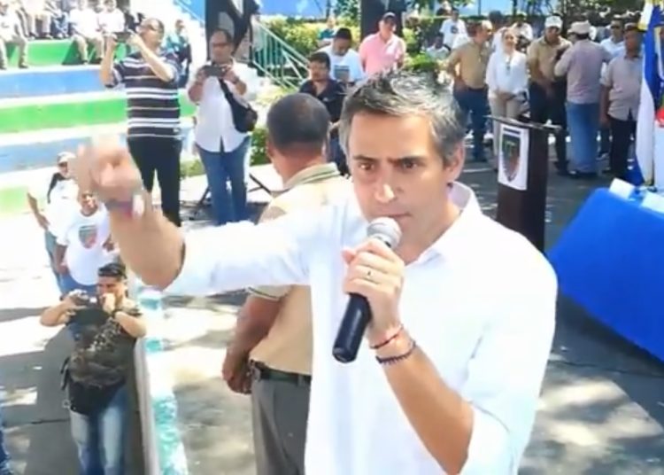 (VÍDEO) Carlos Calleja se lamenta de no haber luchado por El Salvador en el conflicto armado