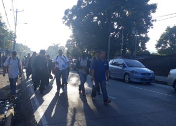 Segunda caravana de salvadoreños parte hacia Estados Unidos