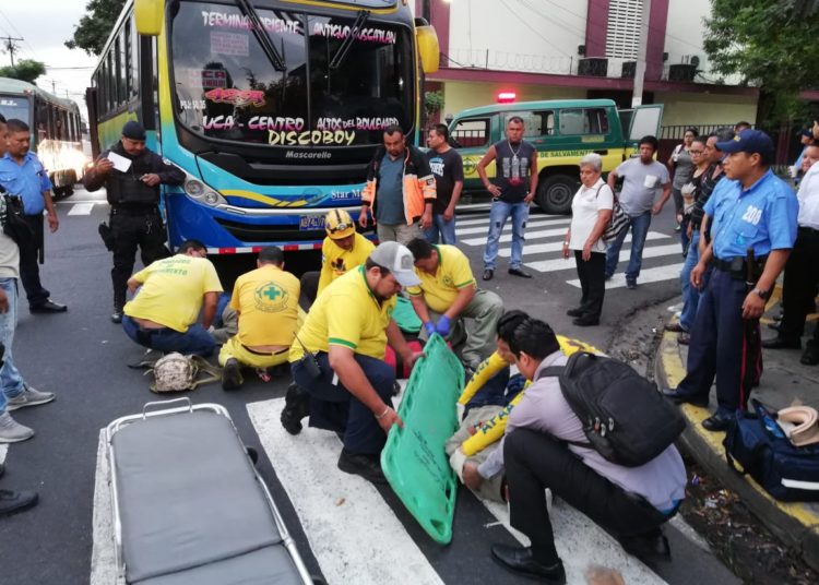 VIDEO: Motorista atropella a dos personas en las cercanías de la UTEC