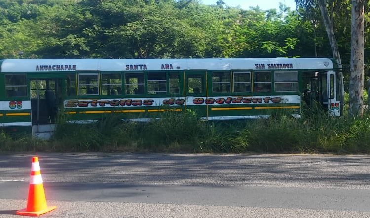 Accidente en carretera a Santa Ana deja tres personas lesionadas