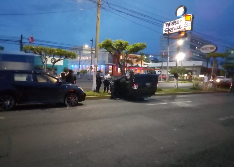 Accidente de tránsito provoca caos vehicular en el bulevar Los Héroes